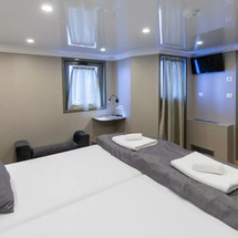 Luxury motor yacht pearl 60