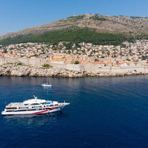 Luxury motor yacht pearl 60