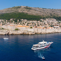 Luxury motor yacht pearl 60