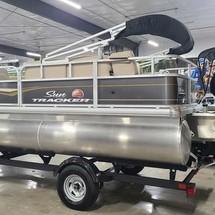 Sun Tracker Party Barge 18 DLX