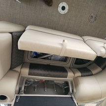 Sun Tracker Party Barge 22 DLX
