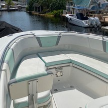 Robalo centre console r272