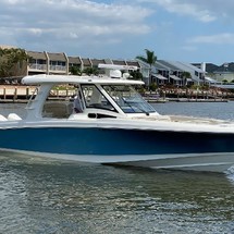 Boston Whaler 350 Realm