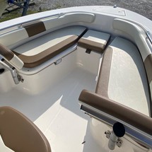 Robalo r200