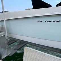 Boston Whaler 320 Outrage