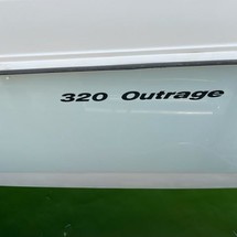 Boston Whaler 320 Outrage