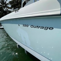 Boston Whaler 320 Outrage