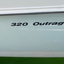 Boston Whaler 320 Outrage