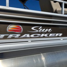 Sun Tracker Fishin Barge 24 XP3