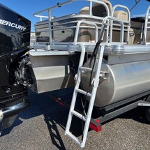Sun Tracker Fishin Barge 24 XP3