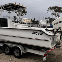 Twin vee 26 family fisherman