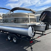 Sun Tracker Party Barge 20 DLX