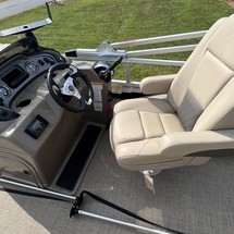 Sun Tracker Fishin Barge 22 DLX