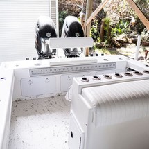 Intrepid 26 center console