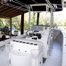 Intrepid 26 center console