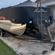 Sun Tracker Fishin Barge 20 DLX