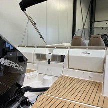 Quicksilver Activ 755 Sundeck
