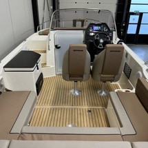 Quicksilver Activ 755 Sundeck