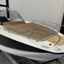 Quicksilver Activ 755 Sundeck