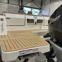 Quicksilver Activ 755 Sundeck