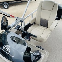 Sun Tracker Fishin Barge 20 DLX