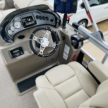 Sun Tracker Fishin Barge 20 DLX