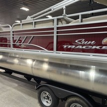 Sun Tracker Party Barge 22 DLX
