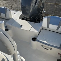 Robalo r180