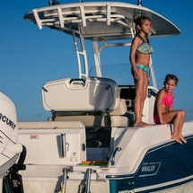 Boston Whaler 230 Outrage