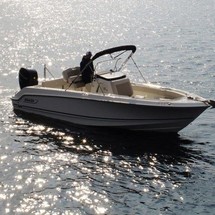 Boston Whaler 230 Outrage