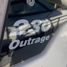 Boston Whaler 230 Outrage