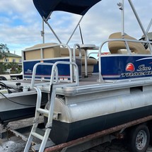 Sun Tracker Party Barge 18 DLX