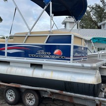 Sun Tracker Party Barge 18 DLX
