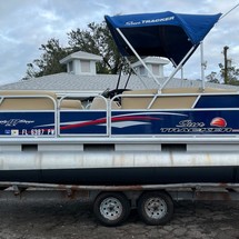 Sun Tracker Party Barge 18 DLX