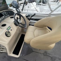 Sun Tracker Party Barge 18 DLX