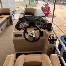 Sun Tracker Party Barge 20 DLX