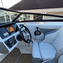 Sea Ray SPX 230