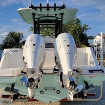 Robalo centre console r272