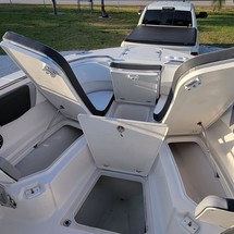 Robalo centre console r272