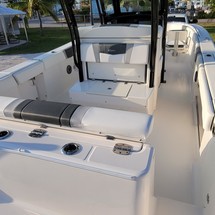 Robalo centre console r272