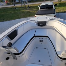 Robalo centre console r272