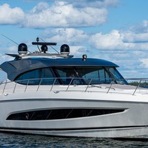 Riviera 5400 Sport Yacht