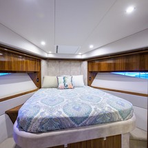 Riviera 5400 Sport Yacht