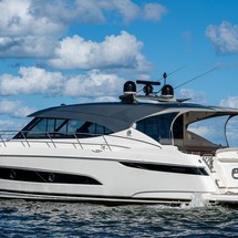 Riviera 5400 Sport Yacht