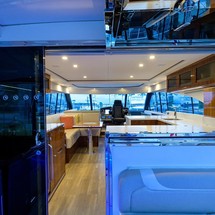 Riviera 5400 Sport Yacht