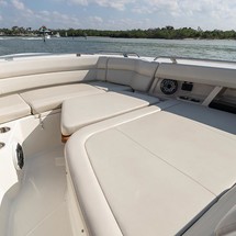 Boston Whaler 350 Realm