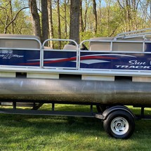 Sun Tracker Party Barge 18 DLX