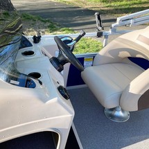 Sun Tracker Party Barge 18 DLX