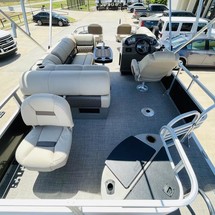 Sun Tracker Fishin Barge 20 DLX