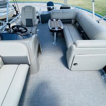 Sun Tracker Fishin Barge 20 DLX